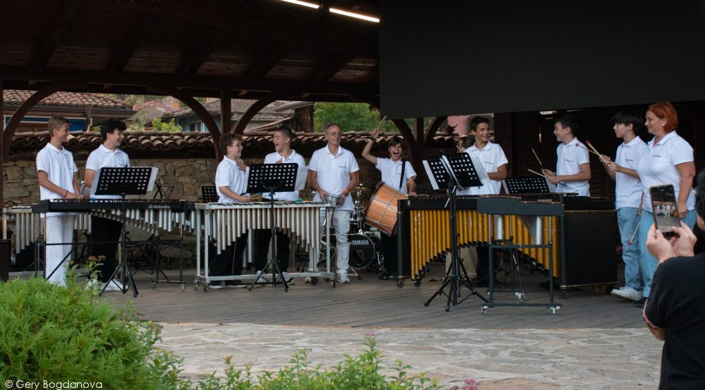 Участници в РИТМОДЕЛНИЦА 2024 по време на концерт