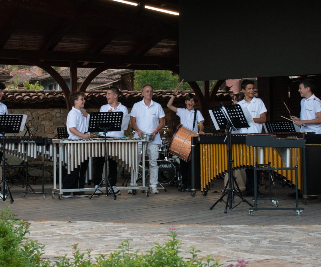 Участници в РИТМОДЕЛНИЦА 2024 по време на концерт